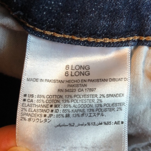 Women’s size 6 Long old navy mid-rise blue jeans - Picture 8 of 10